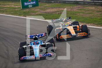2022-09-04 - 14 ALONSO Fernando (spa), Alpine F1 Team A522, 04 NORRIS Lando (gbr), McLaren F1 Team MCL36, action during the Formula 1 Heineken Dutch Grand Prix 2022, 15th round of the 2022 FIA Formula One World Championship from September 2 to 4, 2022 on the Zandvoort Circuit, in Netherlands, Belgium - F1 - DUTCH GRAND PRIX 2022 - RACE - FORMULA 1 - MOTORS