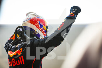 2022-09-04 - VERSTAPPEN Max (ned), Red Bull Racing RB18, portrait celebrating victory during the Formula 1 Heineken Dutch Grand Prix 2022, 15th round of the 2022 FIA Formula One World Championship from September 2 to 4, 2022 on the Zandvoort Circuit, in Netherlands, Belgium - F1 - DUTCH GRAND PRIX 2022 - RACE - FORMULA 1 - MOTORS