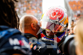 2022-09-04 - VERSTAPPEN Max (ned), Red Bull Racing RB18, portrait celebrating victory during the Formula 1 Heineken Dutch Grand Prix 2022, 15th round of the 2022 FIA Formula One World Championship from September 2 to 4, 2022 on the Zandvoort Circuit, in Netherlands, Belgium - F1 - DUTCH GRAND PRIX 2022 - RACE - FORMULA 1 - MOTORS