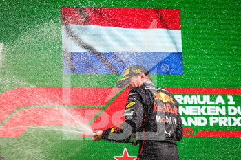 2022-09-04 - VERSTAPPEN Max (ned), Red Bull Racing RB18, trophy during the Formula 1 Heineken Dutch Grand Prix 2022, 15th round of the 2022 FIA Formula One World Championship from September 2 to 4, 2022 on the Zandvoort Circuit, in Netherlands, Belgium - F1 - DUTCH GRAND PRIX 2022 - RACE - FORMULA 1 - MOTORS