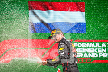 2022-09-04 - VERSTAPPEN Max (ned), Red Bull Racing RB18, portrait podium during the Formula 1 Heineken Dutch Grand Prix 2022, 15th round of the 2022 FIA Formula One World Championship from September 2 to 4, 2022 on the Zandvoort Circuit, in Netherlands, Belgium - F1 - DUTCH GRAND PRIX 2022 - RACE - FORMULA 1 - MOTORS