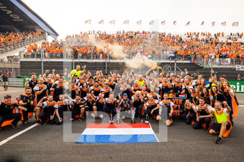 2022-09-04 - Team picture to celebrate the victory of VERSTAPPEN Max (ned), Red Bull Racing RB18, portrait during the Formula 1 Heineken Dutch Grand Prix 2022, 15th round of the 2022 FIA Formula One World Championship from September 2 to 4, 2022 on the Zandvoort Circuit, in Netherlands, Belgium - F1 - DUTCH GRAND PRIX 2022 - RACE - FORMULA 1 - MOTORS
