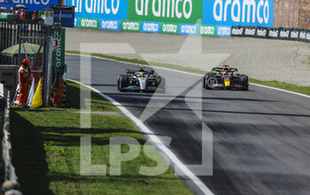 2022-09-09 - 44 HAMILTON Lewis (gbr), Mercedes AMG F1 Team W13, action and 01 VERSTAPPEN Max (nld), Red Bull Racing RB18 during the Formula 1 Pirelli Gran Premio d’Italia 2022, Italian Grand Prix 2022, 16th round of the 2022 FIA Formula One World Championship from September 9 to 11, 2022 on the Autodromo Nazionale di Monza, in Monza, Italy - F1 - ITALIAN GRAND PRIX 2022 - FORMULA 1 - MOTORS