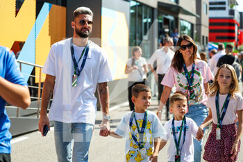 2022-09-09 - GIROUD Olivier (Fra), Football player of AC Milan team, in the paddock with his family during the Formula 1 Pirelli Gran Premio d’Italia 2022, Italian Grand Prix 2022, 16th round of the 2022 FIA Formula One World Championship from September 9 to 11, 2022 on the Autodromo Nazionale di Monza, in Monza, Italy - F1 - ITALIAN GRAND PRIX 2022 - FORMULA 1 - MOTORS