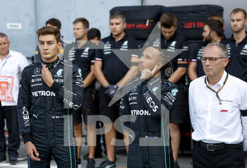 10/09/2022 - HAMILTON Lewis (gbr), Mercedes AMG F1 Team W13, portrait, RUSSELL George (gbr), Mercedes AMG F1 Team W13 and DOMENICALI Stefano (ita), Chairman and CEO Formula One Group FOG, portrait during the minute's silence in honour of Queen Elizabeth during the Formula 1 Pirelli Gran Premio d’Italia 2022, Italian Grand Prix 2022, 16th round of the 2022 FIA Formula One World Championship from September 9 to 11, 2022 on the Autodromo Nazionale di Monza, in Monza, Italy - F1 - ITALIAN GRAND PRIX 2022 - FORMULA 1 - MOTORI