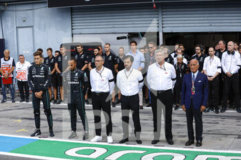 10/09/2022 - HAMILTON Lewis (gbr), Mercedes AMG F1 Team W13, portrait, RUSSELL George (gbr), Mercedes AMG F1 Team W13 and DOMENICALI Stefano (ita), Chairman and CEO Formula One Group FOG, BEN SULAYEM Mohammed (uae), President of the FIA, BRAWN Ross (gbr), Managing Director of motorsport Formula One Group, portrait and all the team AMG Mercedes during the minute's silence in honour of Queen Elizabeth during the Formula 1 Pirelli Gran Premio d’Italia 2022, Italian Grand Prix 2022, 16th round of the 2022 FIA Formula One World Championship from September 9 to 11, 2022 on the Autodromo Nazionale di Monza, in Monza, Italy - F1 - ITALIAN GRAND PRIX 2022 - FORMULA 1 - MOTORI