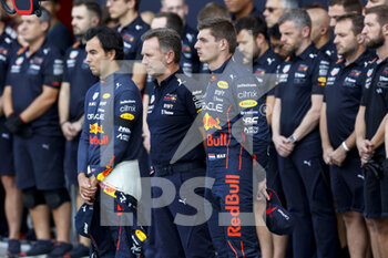 10/09/2022 - VERSTAPPEN Max (ned), Red Bull Racing RB18, portrait, HORNER Christian (gbr), Team Principal of Red Bull Racing, PEREZ Sergio (mex), Red Bull Racing RB18 and all the Red Bull team during the minute's silence in honour of Queen Elizabeth during the Formula 1 Pirelli Gran Premio d’Italia 2022, Italian Grand Prix 2022, 16th round of the 2022 FIA Formula One World Championship from September 9 to 11, 2022 on the Autodromo Nazionale di Monza, in Monza, Italy - F1 - ITALIAN GRAND PRIX 2022 - FORMULA 1 - MOTORI