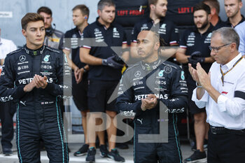 10/09/2022 - HAMILTON Lewis (gbr), Mercedes AMG F1 Team W13, portrait, RUSSELL George (gbr), Mercedes AMG F1 Team W13 and DOMENICALI Stefano (ita), Chairman and CEO Formula One Group FOG, portrait during the minute's silence in honour of Queen Elizabeth during the Formula 1 Pirelli Gran Premio d’Italia 2022, Italian Grand Prix 2022, 16th round of the 2022 FIA Formula One World Championship from September 9 to 11, 2022 on the Autodromo Nazionale di Monza, in Monza, Italy - F1 - ITALIAN GRAND PRIX 2022 - FORMULA 1 - MOTORI