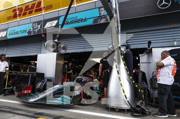 10/09/2022 - 63 RUSSELL George (gbr), Mercedes AMG F1 Team W13, action, garage during the Formula 1 Pirelli Gran Premio d’Italia 2022, Italian Grand Prix 2022, 16th round of the 2022 FIA Formula One World Championship from September 9 to 11, 2022 on the Autodromo Nazionale di Monza, in Monza, Italy - F1 - ITALIAN GRAND PRIX 2022 - FORMULA 1 - MOTORI
