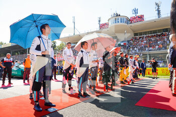11/09/2022 - Drivers on the starting grid, grille de depart, during the minute of silence in memory of Her Majesty Queen Elizabeth II, during the Formula 1 Pirelli Gran Premio d’Italia 2022, Italian Grand Prix 2022, 16th round of the 2022 FIA Formula One World Championship from September 9 to 11, 2022 on the Autodromo Nazionale di Monza, in Monza, Italy - F1 - ITALIAN GRAND PRIX 2022 - RACE - FORMULA 1 - MOTORI