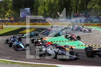 11/09/2022 - start of the race, depart, 10 GASLY Pierre (fra), Scuderia AlphaTauri AT03, 01 VERSTAPPEN Max (nld), Red Bull Racing RB18, action during the Formula 1 Pirelli Gran Premio d’Italia 2022, Italian Grand Prix 2022, 16th round of the 2022 FIA Formula One World Championship from September 9 to 11, 2022 on the Autodromo Nazionale di Monza, in Monza, Italy - F1 - ITALIAN GRAND PRIX 2022 - RACE - FORMULA 1 - MOTORI