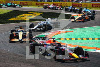 11/09/2022 - 01 VERSTAPPEN Max (nld), Red Bull Racing RB18, action during the Formula 1 Pirelli Gran Premio d’Italia 2022, Italian Grand Prix 2022, 16th round of the 2022 FIA Formula One World Championship from September 9 to 11, 2022 on the Autodromo Nazionale di Monza, in Monza, Italy - F1 - ITALIAN GRAND PRIX 2022 - RACE - FORMULA 1 - MOTORI
