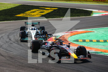 11/09/2022 - 01 VERSTAPPEN Max (nld), Red Bull Racing RB18, 63 RUSSELL George (gbr), Mercedes AMG F1 Team W13, action during the Formula 1 Pirelli Gran Premio d’Italia 2022, Italian Grand Prix 2022, 16th round of the 2022 FIA Formula One World Championship from September 9 to 11, 2022 on the Autodromo Nazionale di Monza, in Monza, Italy - F1 - ITALIAN GRAND PRIX 2022 - RACE - FORMULA 1 - MOTORI