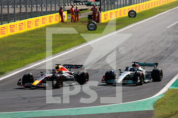 11/09/2022 - 01 VERSTAPPEN Max (nld), Red Bull Racing RB18, 63 RUSSELL George (gbr), Mercedes AMG F1 Team W13, action during the Formula 1 Pirelli Gran Premio d’Italia 2022, Italian Grand Prix 2022, 16th round of the 2022 FIA Formula One World Championship from September 9 to 11, 2022 on the Autodromo Nazionale di Monza, in Monza, Italy - F1 - ITALIAN GRAND PRIX 2022 - RACE - FORMULA 1 - MOTORI