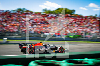 11/09/2022 - 01 VERSTAPPEN Max (nld), Red Bull Racing RB18, action during the Formula 1 Pirelli Gran Premio d’Italia 2022, Italian Grand Prix 2022, 16th round of the 2022 FIA Formula One World Championship from September 9 to 11, 2022 on the Autodromo Nazionale di Monza, in Monza, Italy - F1 - ITALIAN GRAND PRIX 2022 - RACE - FORMULA 1 - MOTORI