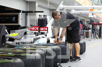 2022-09-29 - Mercedes AMG F1 Team, ambiance mechanics at work on tyres during the Formula 1 Singapore Airlines Singapore Grand Prix 2022, 17th round of the 2022 FIA Formula One World Championship from September 30 to October 02, 2022 on the Marina Bay Street Circuit, in Singapore - F1 - SINGAPORE GRAND PRIX 2022 - FORMULA 1 - MOTORS
