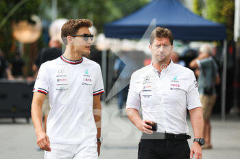 2022-09-29 - RUSSELL George (gbr), Mercedes AMG F1 Team W13, VOWLES James, Strategy Director, Mercedes AMG F1 Team, portrait during the Formula 1 Singapore Airlines Singapore Grand Prix 2022, 17th round of the 2022 FIA Formula One World Championship from September 30 to October 02, 2022 on the Marina Bay Street Circuit, in Singapore - F1 - SINGAPORE GRAND PRIX 2022 - FORMULA 1 - MOTORS