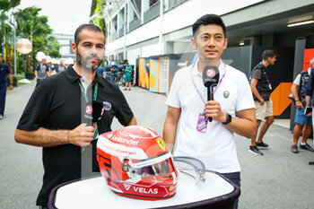 2022-09-29 - TUNG Ho-Pin, in the paddock presenting a Bell helmet during the Formula 1 Singapore Airlines Singapore Grand Prix 2022, 17th round of the 2022 FIA Formula One World Championship from September 30 to October 02, 2022 on the Marina Bay Street Circuit, in Singapore - F1 - SINGAPORE GRAND PRIX 2022 - FORMULA 1 - MOTORS