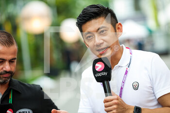 2022-09-29 - TUNG Ho-Pin, in the paddock presenting a Bell helmet during the Formula 1 Singapore Airlines Singapore Grand Prix 2022, 17th round of the 2022 FIA Formula One World Championship from September 30 to October 02, 2022 on the Marina Bay Street Circuit, in Singapore - F1 - SINGAPORE GRAND PRIX 2022 - FORMULA 1 - MOTORS
