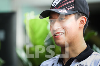 2022-09-29 - ZHOU Guanyu (chi), Alfa Romeo F1 Team ORLEN C42, portrait during the Formula 1 Singapore Airlines Singapore Grand Prix 2022, 17th round of the 2022 FIA Formula One World Championship from September 30 to October 02, 2022 on the Marina Bay Street Circuit, in Singapore - F1 - SINGAPORE GRAND PRIX 2022 - FORMULA 1 - MOTORS