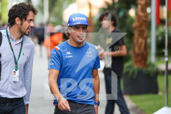 2022-09-29 - ALONSO Fernando (spa), Alpine F1 Team A522, portrait during the Formula 1 Singapore Airlines Singapore Grand Prix 2022, 17th round of the 2022 FIA Formula One World Championship from September 30 to October 02, 2022 on the Marina Bay Street Circuit, in Singapore - F1 - SINGAPORE GRAND PRIX 2022 - FORMULA 1 - MOTORS