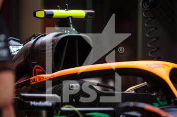 2022-09-29 - Air intake of the McLaren F1 Team MCL36, mechanical detail during the Formula 1 Singapore Airlines Singapore Grand Prix 2022, 17th round of the 2022 FIA Formula One World Championship from September 30 to October 02, 2022 on the Marina Bay Street Circuit, in Singapore - F1 - SINGAPORE GRAND PRIX 2022 - FORMULA 1 - MOTORS