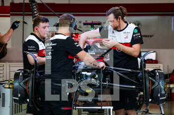 2022-09-29 - Alfa Romeo F1 Team ORLEN, ambiance mechanics at work during the Formula 1 Singapore Airlines Singapore Grand Prix 2022, 17th round of the 2022 FIA Formula One World Championship from September 30 to October 02, 2022 on the Marina Bay Street Circuit, in Singapore - F1 - SINGAPORE GRAND PRIX 2022 - FORMULA 1 - MOTORS