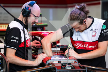 2022-09-29 - Alfa Romeo F1 Team ORLEN, ambiance mechanics at work during the Formula 1 Singapore Airlines Singapore Grand Prix 2022, 17th round of the 2022 FIA Formula One World Championship from September 30 to October 02, 2022 on the Marina Bay Street Circuit, in Singapore - F1 - SINGAPORE GRAND PRIX 2022 - FORMULA 1 - MOTORS