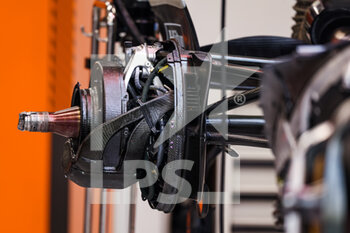 2022-09-29 - McLaren F1 Team MCL36, mechanical detail of the rear brakes during the Formula 1 Singapore Airlines Singapore Grand Prix 2022, 17th round of the 2022 FIA Formula One World Championship from September 30 to October 02, 2022 on the Marina Bay Street Circuit, in Singapore - F1 - SINGAPORE GRAND PRIX 2022 - FORMULA 1 - MOTORS