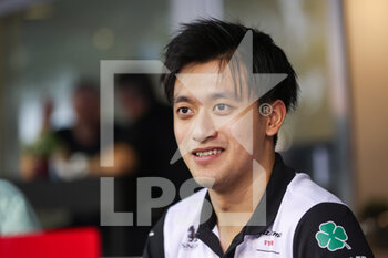 2022-09-29 - ZHOU Guanyu (chi), Alfa Romeo F1 Team ORLEN C42, portrait during the Formula 1 Singapore Airlines Singapore Grand Prix 2022, 17th round of the 2022 FIA Formula One World Championship from September 30 to October 02, 2022 on the Marina Bay Street Circuit, in Singapore - F1 - SINGAPORE GRAND PRIX 2022 - FORMULA 1 - MOTORS