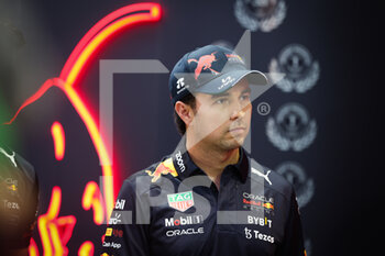 2022-09-29 - PEREZ Sergio (mex), Red Bull Racing RB18, portrait during the Formula 1 Singapore Airlines Singapore Grand Prix 2022, 17th round of the 2022 FIA Formula One World Championship from September 30 to October 02, 2022 on the Marina Bay Street Circuit, in Singapore - F1 - SINGAPORE GRAND PRIX 2022 - FORMULA 1 - MOTORS