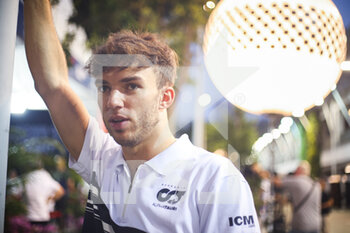 2022-09-29 - GASLY Pierre (fra), Scuderia AlphaTauri AT03, portrait during the Formula 1 Singapore Airlines Singapore Grand Prix 2022, 17th round of the 2022 FIA Formula One World Championship from September 30 to October 02, 2022 on the Marina Bay Street Circuit, in Singapore - F1 - SINGAPORE GRAND PRIX 2022 - FORMULA 1 - MOTORS