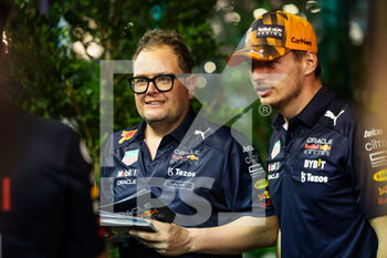 2022-09-29 - CARR Alan, in the paddock with VERSTAPPEN Max (ned), Red Bull Racing RB18, during the Formula 1 Singapore Airlines Singapore Grand Prix 2022, 17th round of the 2022 FIA Formula One World Championship from September 30 to October 02, 2022 on the Marina Bay Street Circuit, in Singapore - F1 - SINGAPORE GRAND PRIX 2022 - FORMULA 1 - MOTORS