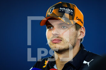 2022-09-29 - VERSTAPPEN Max (ned), Red Bull Racing RB18, portrait during the Formula 1 Singapore Airlines Singapore Grand Prix 2022, 17th round of the 2022 FIA Formula One World Championship from September 30 to October 02, 2022 on the Marina Bay Street Circuit, in Singapore - F1 - SINGAPORE GRAND PRIX 2022 - FORMULA 1 - MOTORS