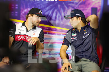 2022-09-29 - BOTTAS Valtteri (fin), Alfa Romeo F1 Team ORLEN C42, PEREZ Sergio (mex), Red Bull Racing RB18, portrait, press conference, during the Formula 1 Singapore Airlines Singapore Grand Prix 2022, 17th round of the 2022 FIA Formula One World Championship from September 30 to October 02, 2022 on the Marina Bay Street Circuit, in Singapore - F1 - SINGAPORE GRAND PRIX 2022 - FORMULA 1 - MOTORS