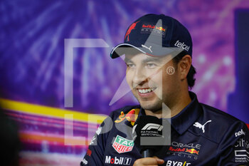 2022-09-29 - PEREZ Sergio (mex), Red Bull Racing RB18, portrait, press conference, during the Formula 1 Singapore Airlines Singapore Grand Prix 2022, 17th round of the 2022 FIA Formula One World Championship from September 30 to October 02, 2022 on the Marina Bay Street Circuit, in Singapore - F1 - SINGAPORE GRAND PRIX 2022 - FORMULA 1 - MOTORS
