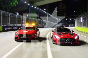 2022-09-29 - FIA Mercedes Safety Car and Medical Car during the Formula 1 Singapore Airlines Singapore Grand Prix 2022, 17th round of the 2022 FIA Formula One World Championship from September 30 to October 02, 2022 on the Marina Bay Street Circuit, in Singapore - F1 - SINGAPORE GRAND PRIX 2022 - FORMULA 1 - MOTORS