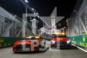 2022-09-29 - FIA Mercedes Safety Car and Medical Car during the Formula 1 Singapore Airlines Singapore Grand Prix 2022, 17th round of the 2022 FIA Formula One World Championship from September 30 to October 02, 2022 on the Marina Bay Street Circuit, in Singapore - F1 - SINGAPORE GRAND PRIX 2022 - FORMULA 1 - MOTORS