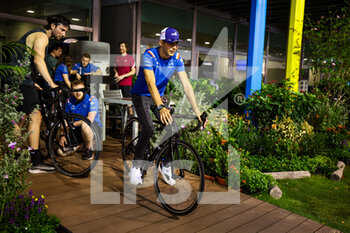 2022-09-29 - OCON Esteban (fra), Alpine F1 Team A522, riding his bicycle during the Formula 1 Singapore Airlines Singapore Grand Prix 2022, 17th round of the 2022 FIA Formula One World Championship from September 30 to October 02, 2022 on the Marina Bay Street Circuit, in Singapore - F1 - SINGAPORE GRAND PRIX 2022 - FORMULA 1 - MOTORS