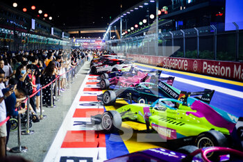 2022-09-29 - W Series exhibition on the track, piste, during the Formula 1 Singapore Airlines Singapore Grand Prix 2022, 17th round of the 2022 FIA Formula One World Championship from September 30 to October 02, 2022 on the Marina Bay Street Circuit, in Singapore - F1 - SINGAPORE GRAND PRIX 2022 - FORMULA 1 - MOTORS