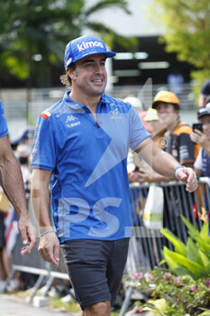 2022-09-30 - ALONSO Fernando (spa), Alpine F1 Team A522, portrait during the Formula 1 Singapore Airlines Singapore Grand Prix 2022, 17th round of the 2022 FIA Formula One World Championship from September 30 to October 02, 2022 on the Marina Bay Street Circuit, in Singapore - F1 - SINGAPORE GRAND PRIX 2022 - FORMULA 1 - MOTORS