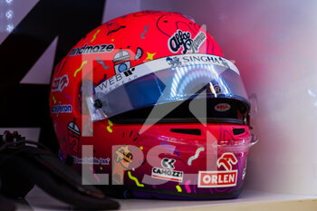 2022-09-30 - ZHOU Guanyu (chi), Alfa Romeo F1 Team ORLEN C42, helmet during the Formula 1 Singapore Airlines Singapore Grand Prix 2022, 17th round of the 2022 FIA Formula One World Championship from September 30 to October 02, 2022 on the Marina Bay Street Circuit, in Singapore - F1 - SINGAPORE GRAND PRIX 2022 - FORMULA 1 - MOTORS