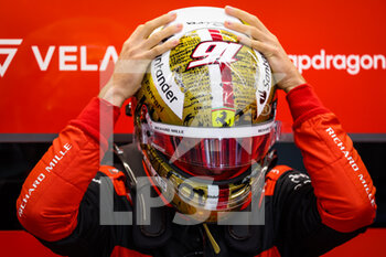 2022-09-30 - LECLERC Charles (mco), Scuderia Ferrari F1-75, portrait during the Formula 1 Singapore Airlines Singapore Grand Prix 2022, 17th round of the 2022 FIA Formula One World Championship from September 30 to October 02, 2022 on the Marina Bay Street Circuit, in Singapore - F1 - SINGAPORE GRAND PRIX 2022 - FORMULA 1 - MOTORS