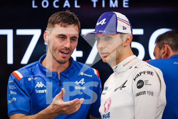2022-09-30 - OCON Esteban (fra), Alpine F1 Team A522, portrait during the Formula 1 Singapore Airlines Singapore Grand Prix 2022, 17th round of the 2022 FIA Formula One World Championship from September 30 to October 02, 2022 on the Marina Bay Street Circuit, in Singapore - F1 - SINGAPORE GRAND PRIX 2022 - FORMULA 1 - MOTORS