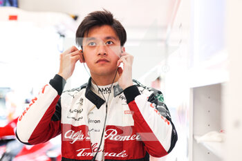 2022-09-30 - ZHOU Guanyu (chi), Alfa Romeo F1 Team ORLEN C42, portrait during the Formula 1 Singapore Airlines Singapore Grand Prix 2022, 17th round of the 2022 FIA Formula One World Championship from September 30 to October 02, 2022 on the Marina Bay Street Circuit, in Singapore - F1 - SINGAPORE GRAND PRIX 2022 - FORMULA 1 - MOTORS
