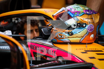 2022-09-30 - RICCIARDO Daniel (aus), McLaren F1 Team MCL36, helmet, casque, during the Formula 1 Singapore Airlines Singapore Grand Prix 2022, 17th round of the 2022 FIA Formula One World Championship from September 30 to October 02, 2022 on the Marina Bay Street Circuit, in Singapore - F1 - SINGAPORE GRAND PRIX 2022 - FORMULA 1 - MOTORS