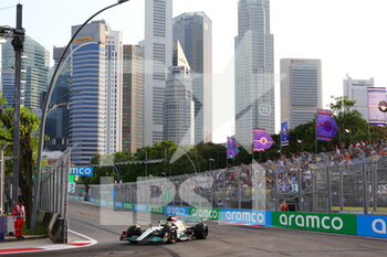 2022-09-30 - 44 HAMILTON Lewis (gbr), Mercedes AMG F1 Team W13, action during the Formula 1 Singapore Airlines Singapore Grand Prix 2022, 17th round of the 2022 FIA Formula One World Championship from September 30 to October 02, 2022 on the Marina Bay Street Circuit, in Singapore - F1 - SINGAPORE GRAND PRIX 2022 - FORMULA 1 - MOTORS
