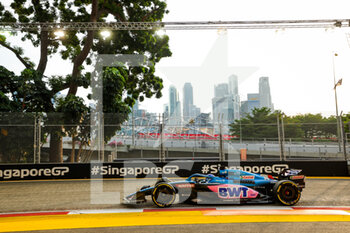 2022-09-30 - 14 ALONSO Fernando (spa), Alpine F1 Team A522, action during the Formula 1 Singapore Airlines Singapore Grand Prix 2022, 17th round of the 2022 FIA Formula One World Championship from September 30 to October 02, 2022 on the Marina Bay Street Circuit, in Singapore - F1 - SINGAPORE GRAND PRIX 2022 - FORMULA 1 - MOTORS