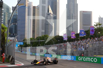 2022-09-30 - 01 VERSTAPPEN Max (nld), Red Bull Racing RB18, action during the Formula 1 Singapore Airlines Singapore Grand Prix 2022, 17th round of the 2022 FIA Formula One World Championship from September 30 to October 02, 2022 on the Marina Bay Street Circuit, in Singapore - F1 - SINGAPORE GRAND PRIX 2022 - FORMULA 1 - MOTORS