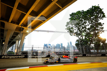 2022-09-30 - 11 PEREZ Sergio (mex), Red Bull Racing RB18, action during the Formula 1 Singapore Airlines Singapore Grand Prix 2022, 17th round of the 2022 FIA Formula One World Championship from September 30 to October 02, 2022 on the Marina Bay Street Circuit, in Singapore - F1 - SINGAPORE GRAND PRIX 2022 - FORMULA 1 - MOTORS